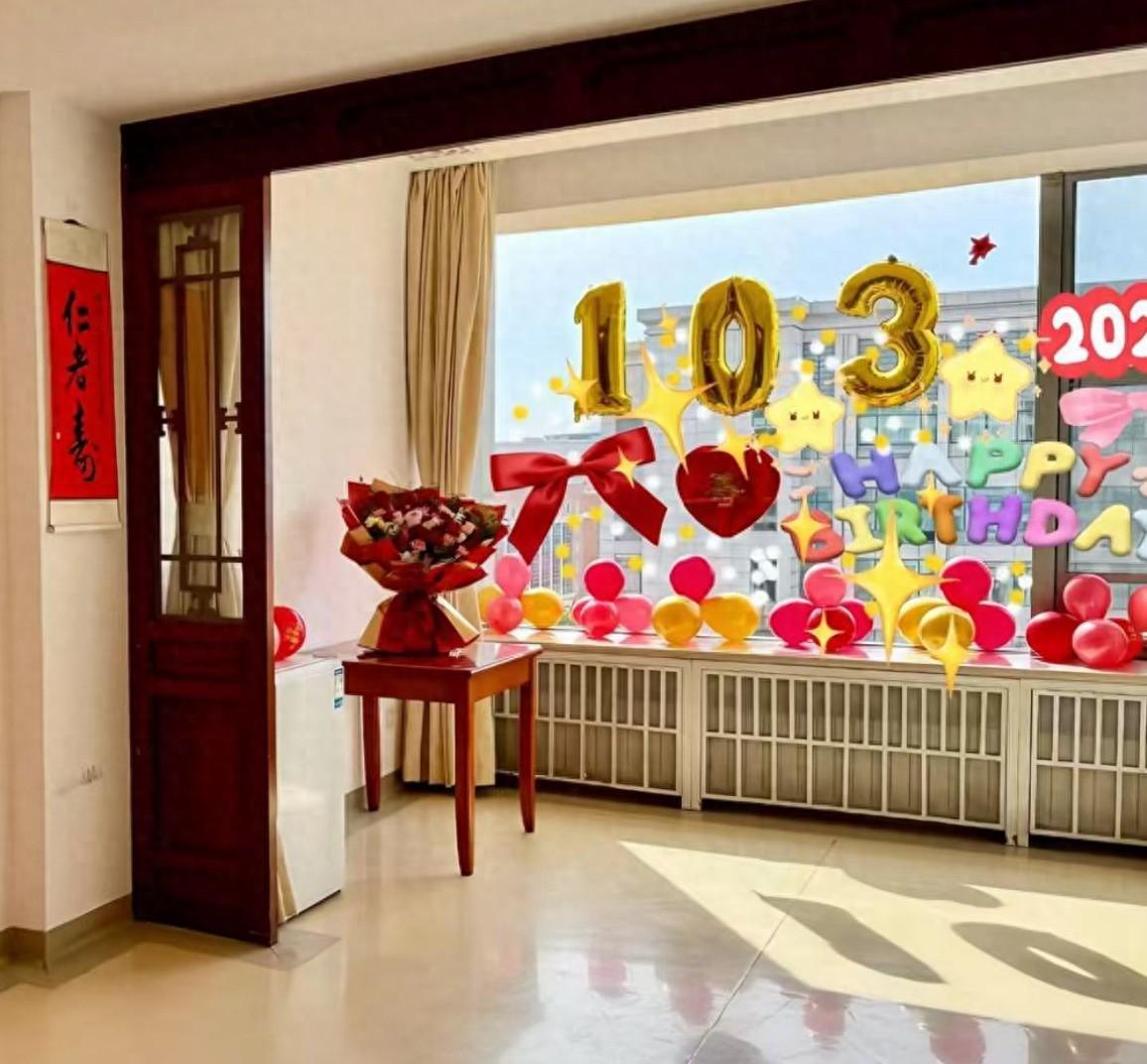10月1日是杨振宁103岁的生日，他与妻子翁帆，狠狠秀了一把恩爱