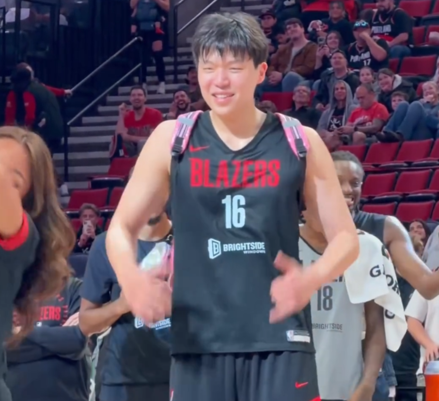 杨瀚森球迷开放日大放异彩！热舞、持球上篮+挡拆引关注