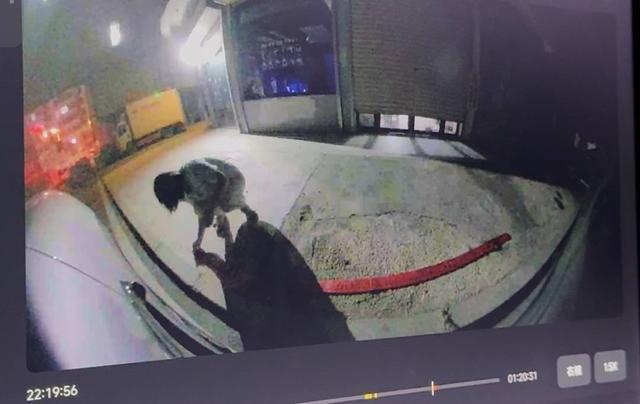 新车停路边被鞭炮崩坏，车主因拒挪车遭报复？