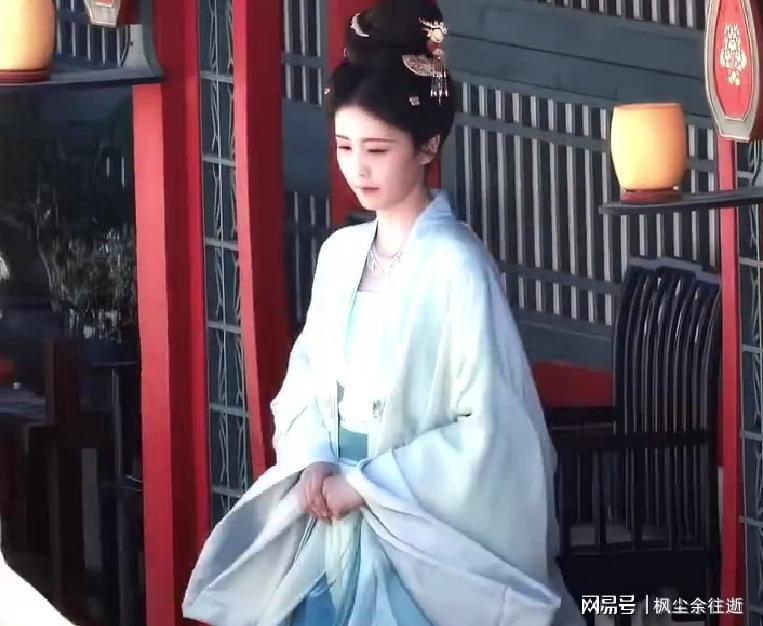 白鹿《莫离》骑马路透惊艳！素衣温柔铠甲苏，男女主状态引热议