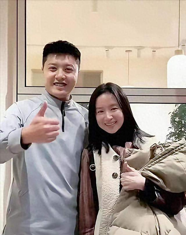 44岁董洁素颜现身大连，与男友聚餐状态极佳引关注
