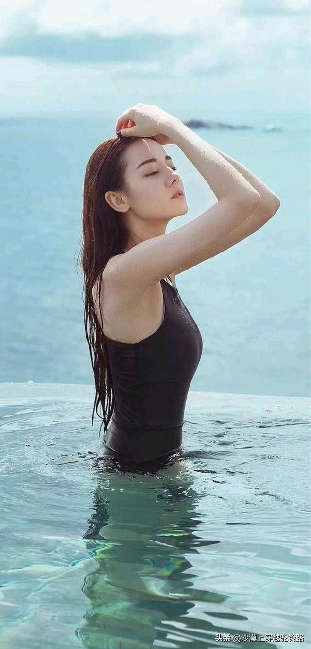 迪丽热巴游泳照2