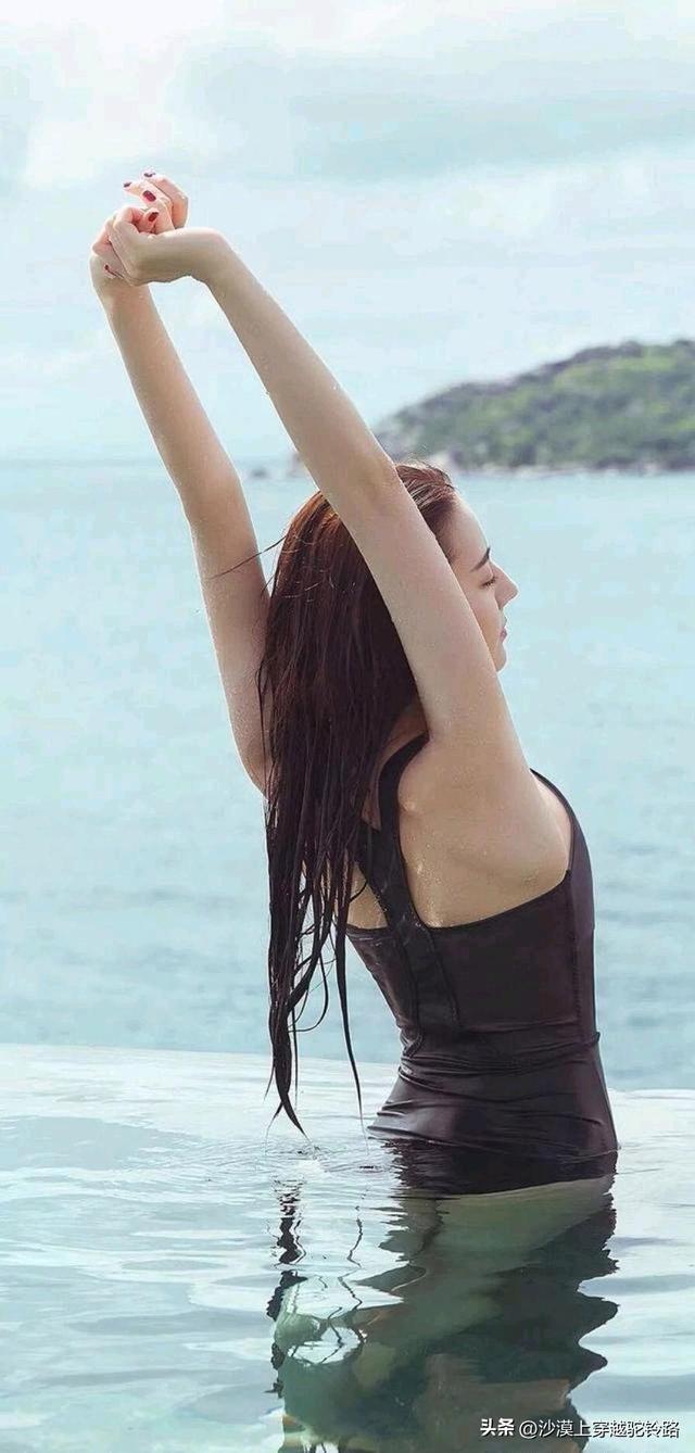迪丽热巴游泳照3