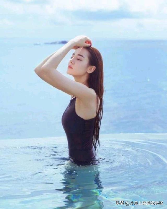 迪丽热巴游泳照7