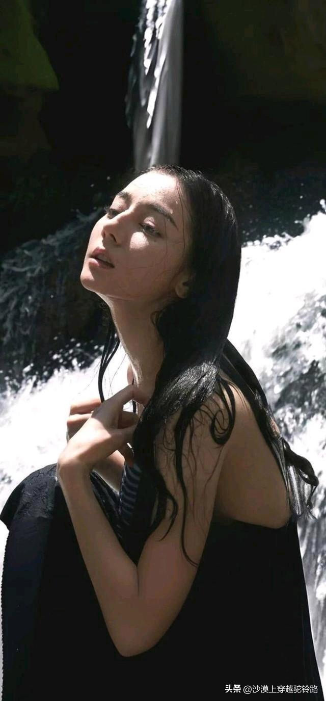 迪丽热巴游泳照曝光！水下腿型惊艳，98斤身材引热议