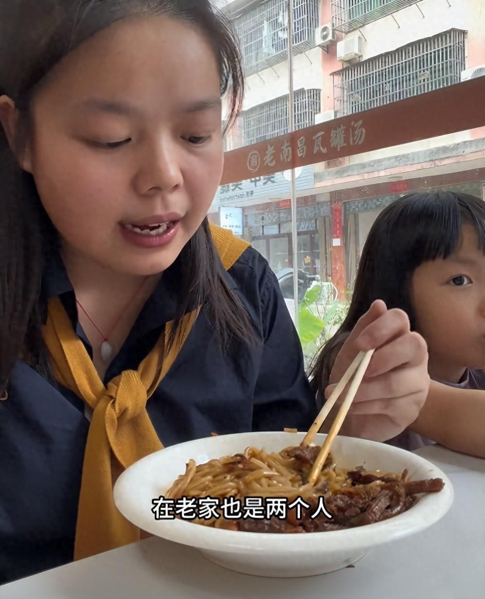 00后单亲妈妈带娃回乡遭拒，养父锁门引热议