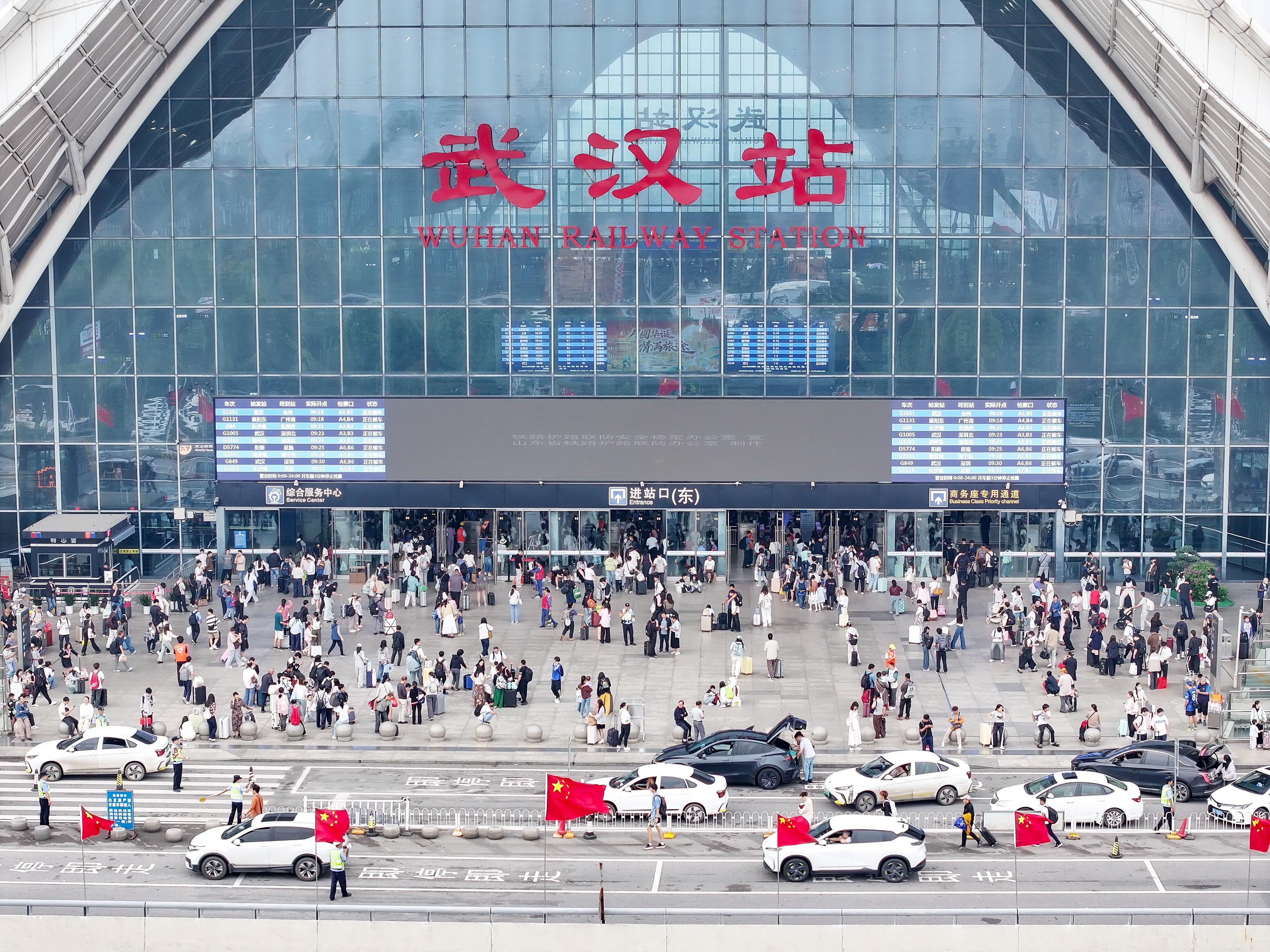 美媒聚焦：中国‘超级黄金周’点燃旅游热潮，消费市场活力迸发