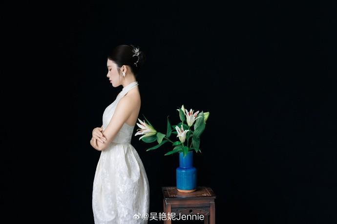 吴艳妮中秋送祝福：愿年年常见中秋月，共赏团圆时刻