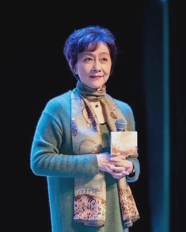黄梅莹晚年优雅生活照