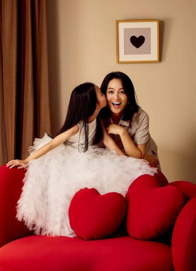 朱丹携8岁女儿拍时尚大片，小小丹正脸曝光神似周一围