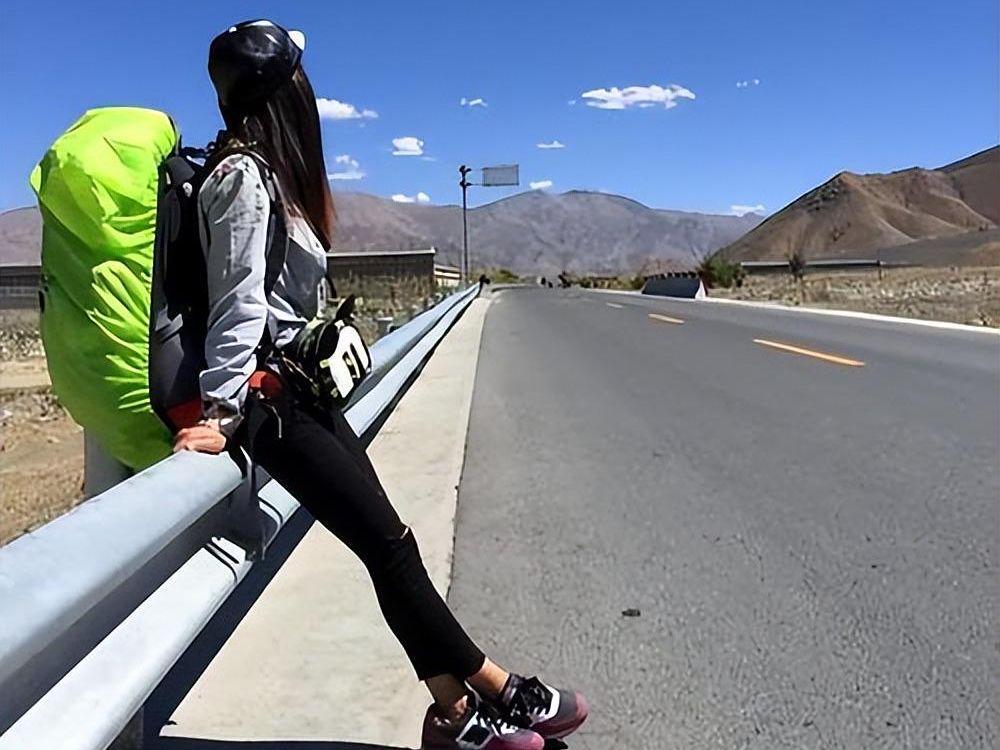 男子自驾游西藏遇美女搭车，同行三天后，他才知道自己躲过一劫