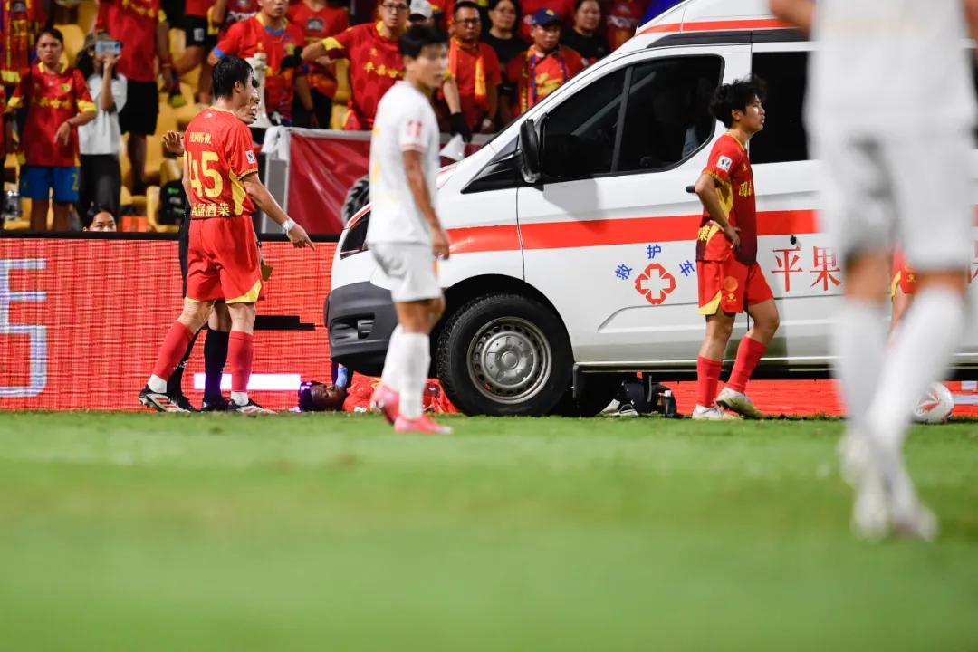 广西平果官方通报：阿萨莫阿遭恶意犯规，或面临高位截瘫风险