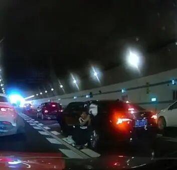 广州隧道车祸：10岁男孩跪地拦车救母，感动全网