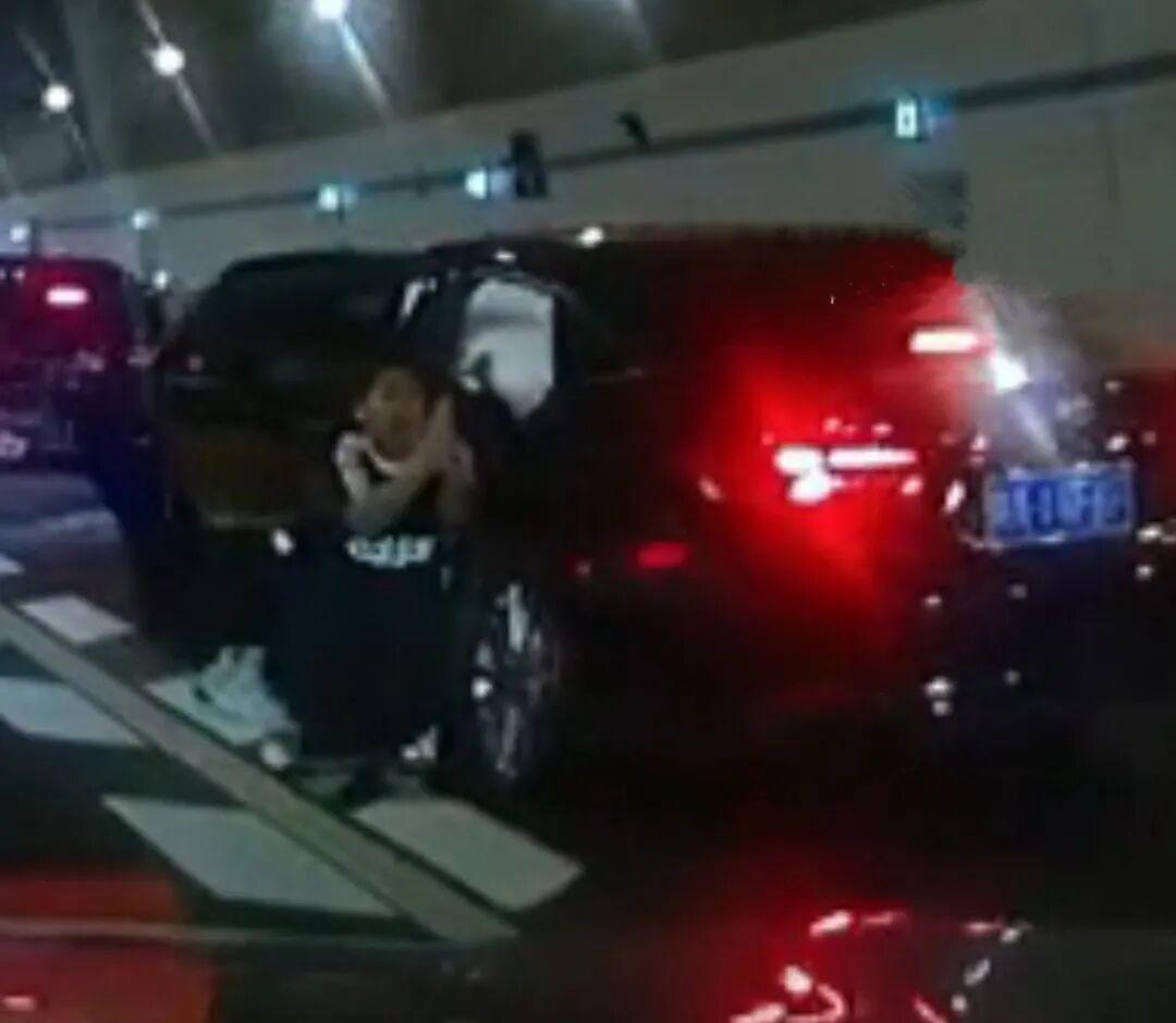 10岁男孩广州隧道跪地拦车救母，感动全网