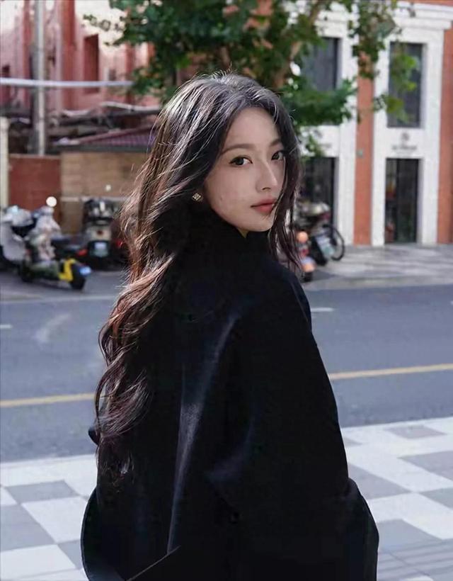上海校花惊艳亮相：172cm高挑身段配完美鹅蛋脸