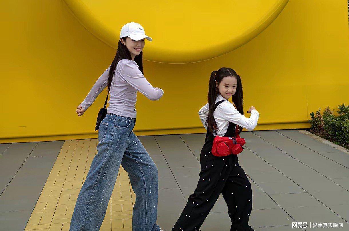 董璇携女儿小酒窝游上海乐高乐园，母女温馨互动萌翻网友