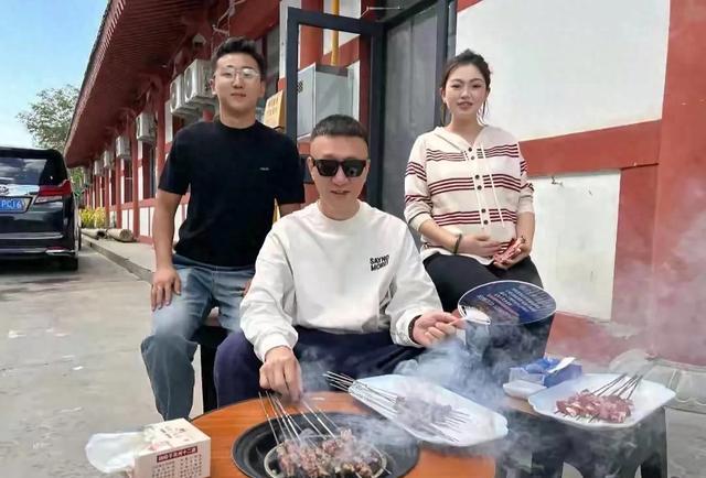 孙红雷王骏迪宁夏甜蜜游，烤串背后的商业与生活智慧