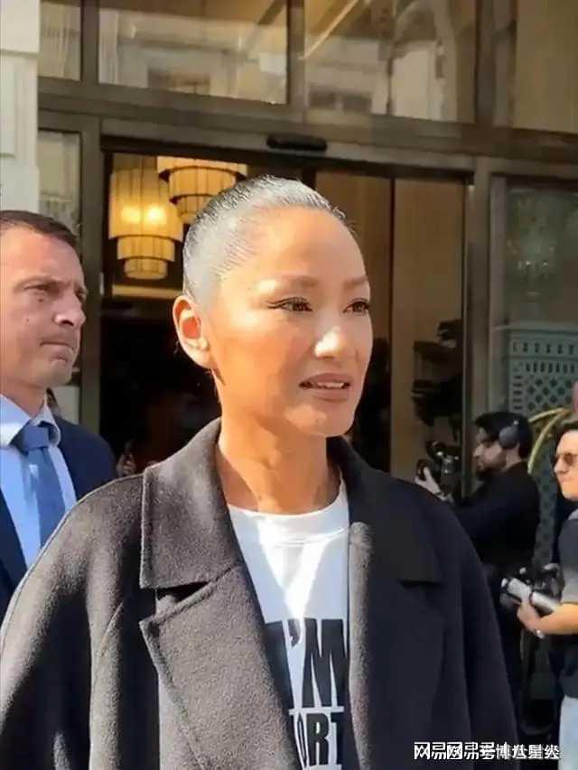 54岁瞿颖近况曝光：满头白发却显洒脱，与胡兵同框引回忆杀