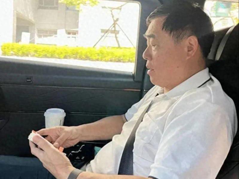 蓝营改选风波：郑丽文失言引争议，张亚中怒斥，洪秀柱早有警示
