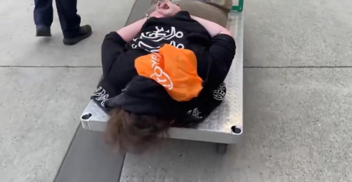 美国ICE用平板推车运抗议者视频引争议，执法方式遭质疑