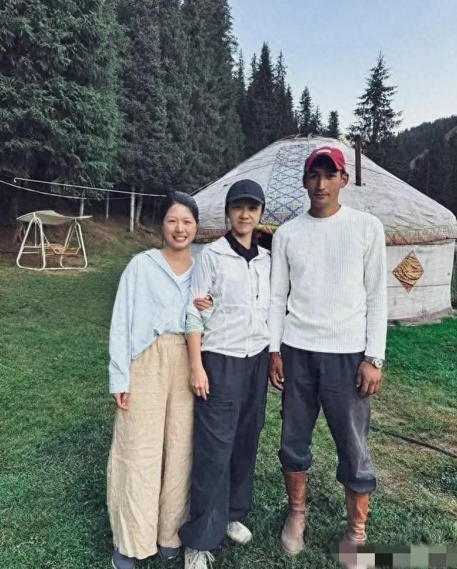 汤唯金泰勇新疆全家福曝光，素颜出镜诠释幸福真谛