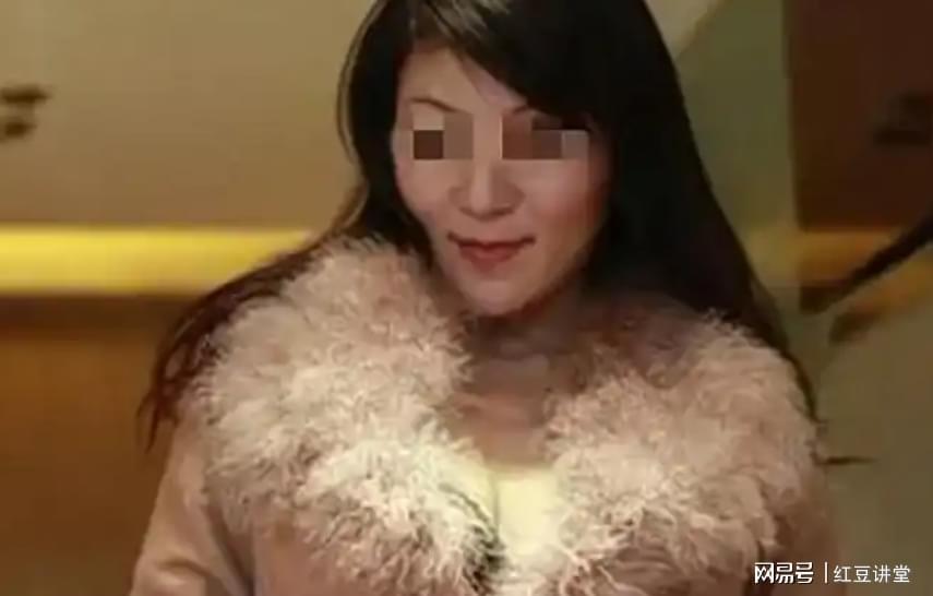 辽宁小伙认50岁女教师为干妈，补课背后暗藏惊人真相