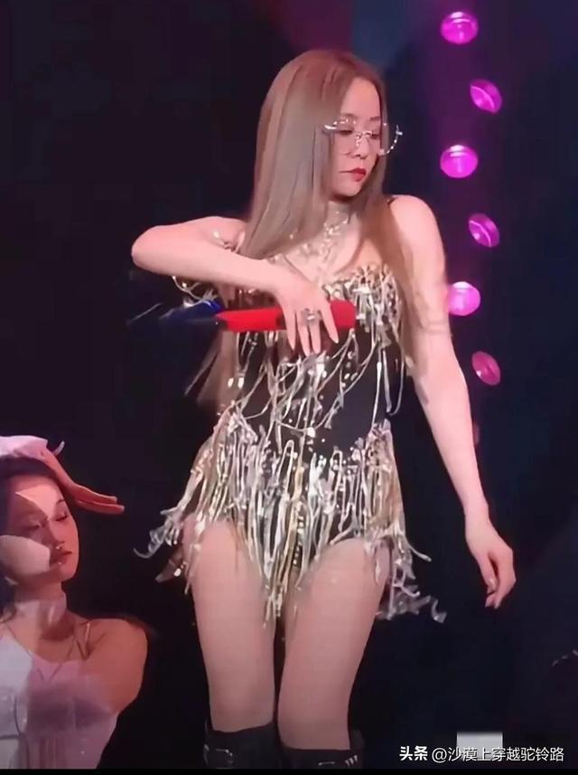 张靓颖演唱会泳装造型引热议，门票价格翻倍引关注