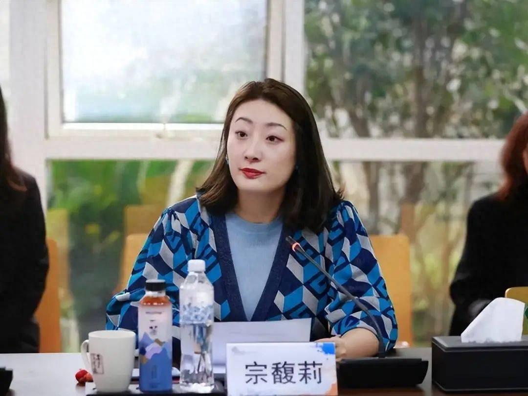 宗馥莉心腹严学峰被查，娃哈哈遗产争夺战再起波澜