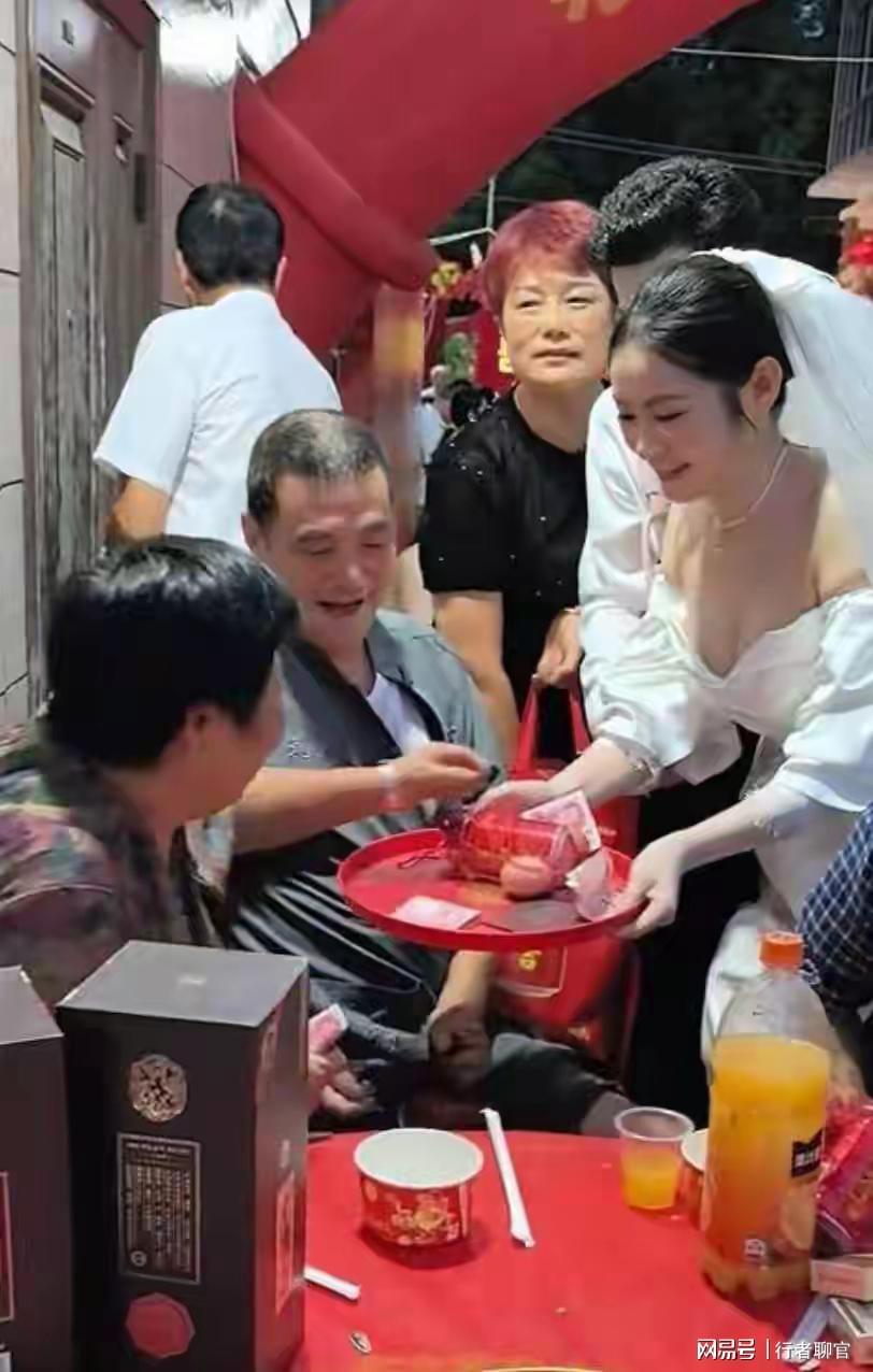 湖北新娘穿婚纱敬酒引争议：传统与现代的婚礼礼仪之争