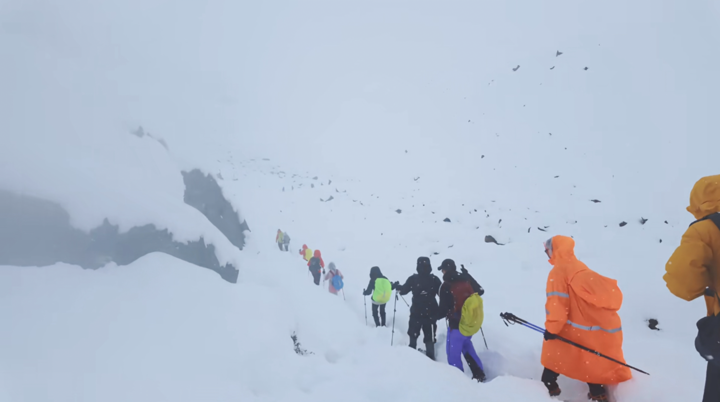 珠峰东坡近千名游客暴雪被困，现已陆续安全下山