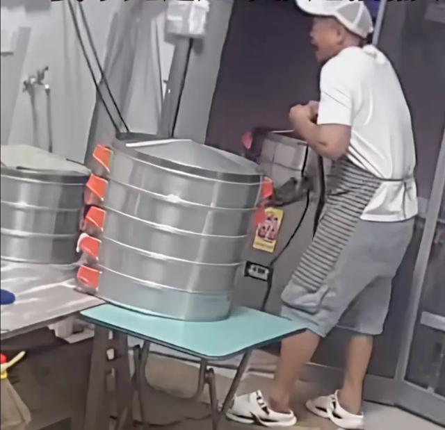 惊险！女子油桶救夫：触电危机下的智慧与勇气