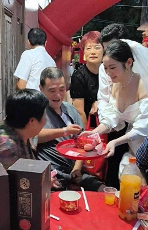 湖北新娘穿主婚纱敬酒引尴尬，网友：应换敬酒服