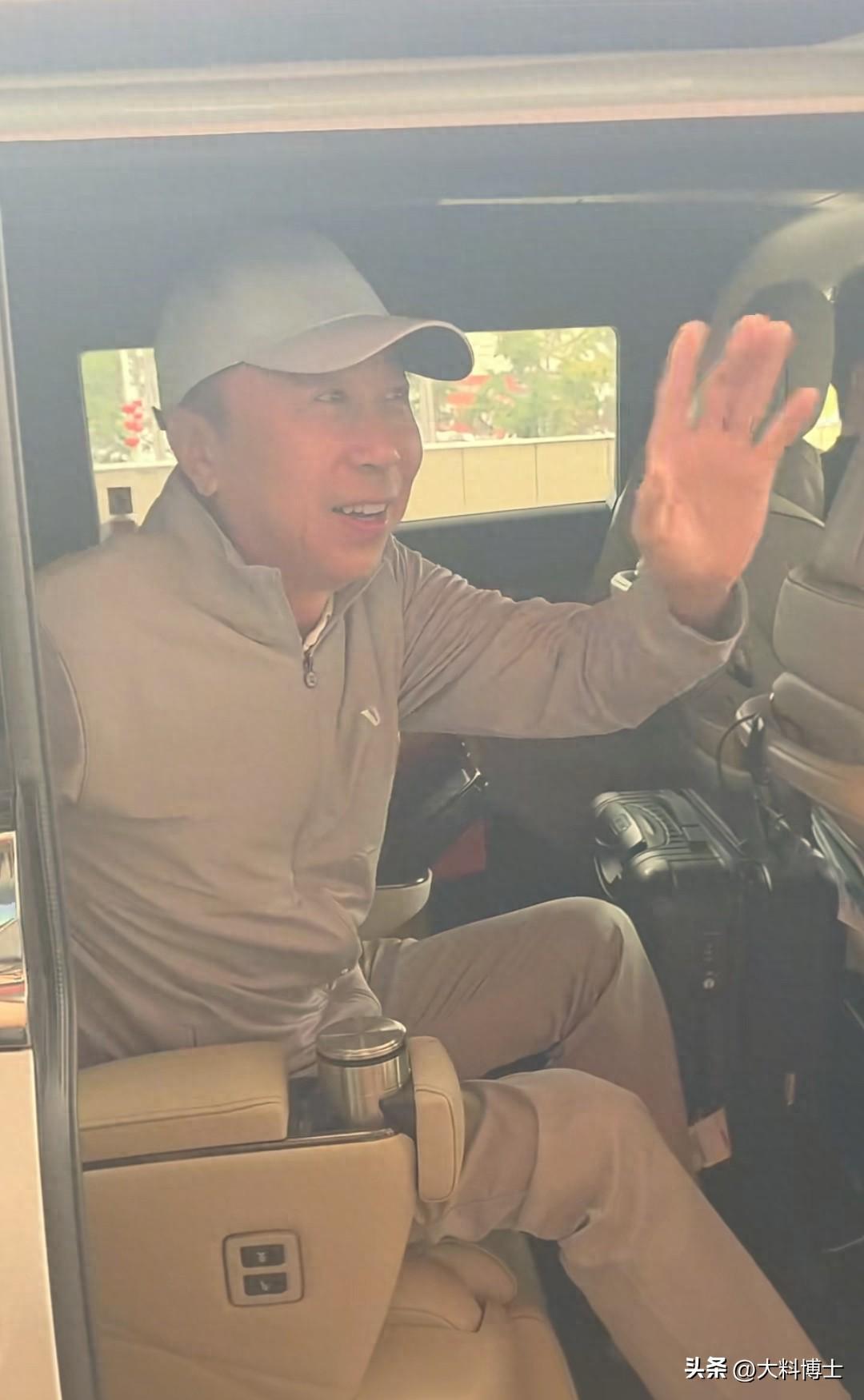 冯巩中秋天津团聚：亲自下厨显亲情，兄弟姐妹神似引热议