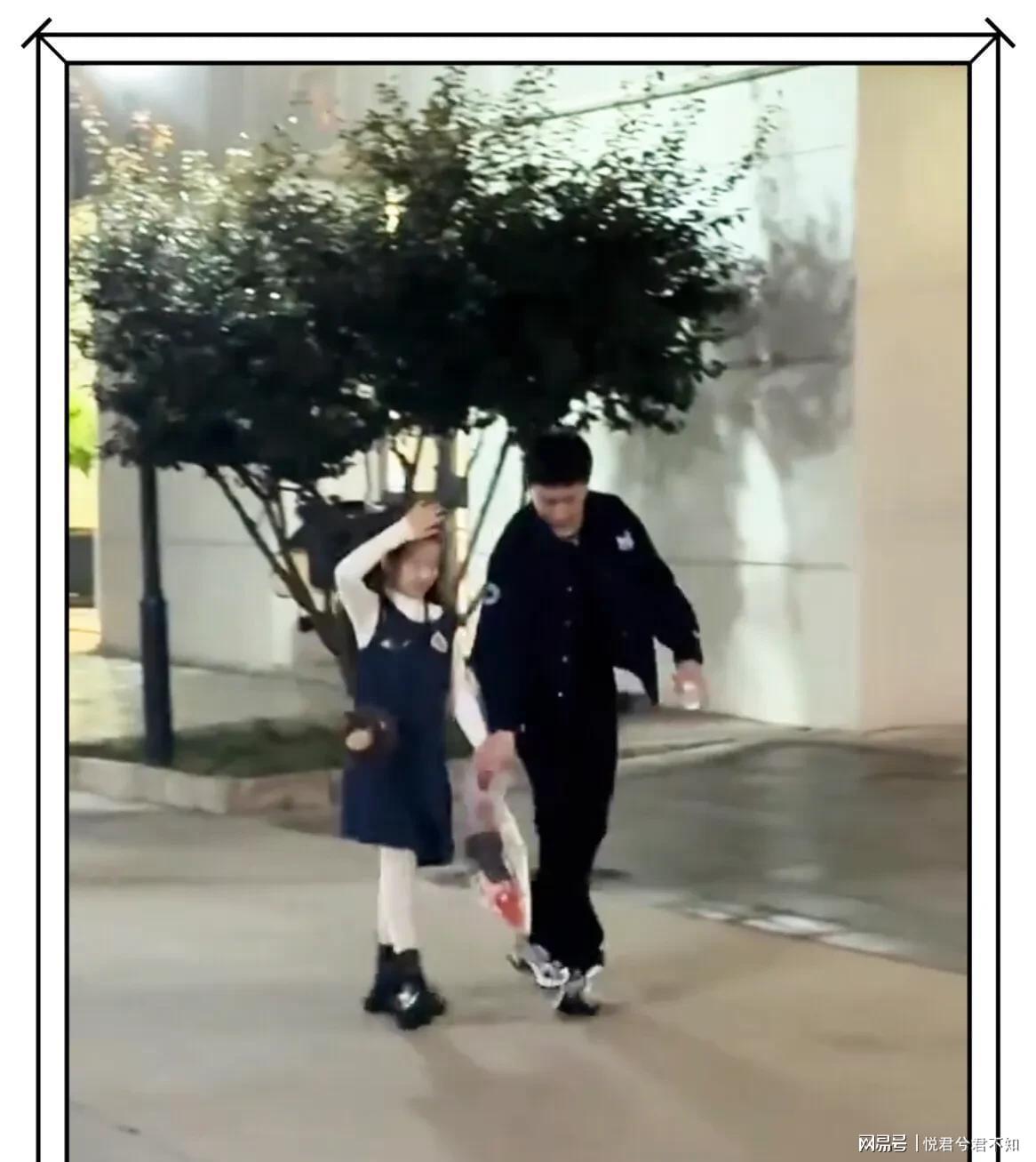 张维伊与小酒窝街头温馨互动，继父形象获网友称赞