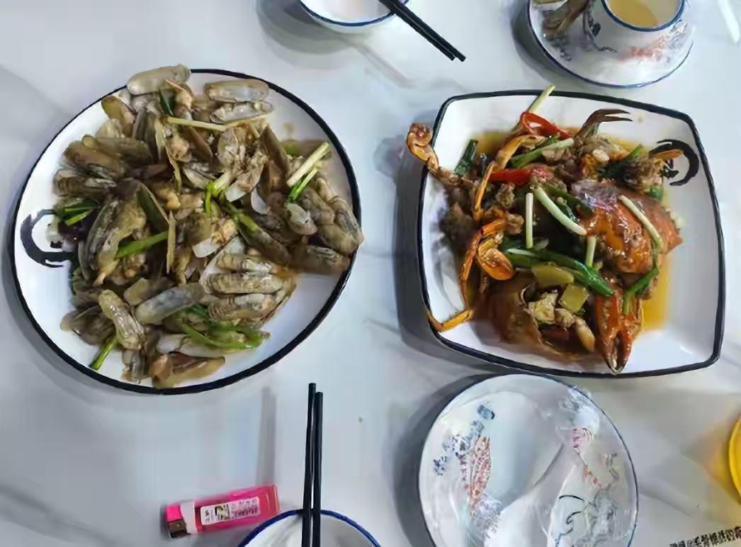广东惠州海鲜价格争议：商家否认坑客，网友观点不一