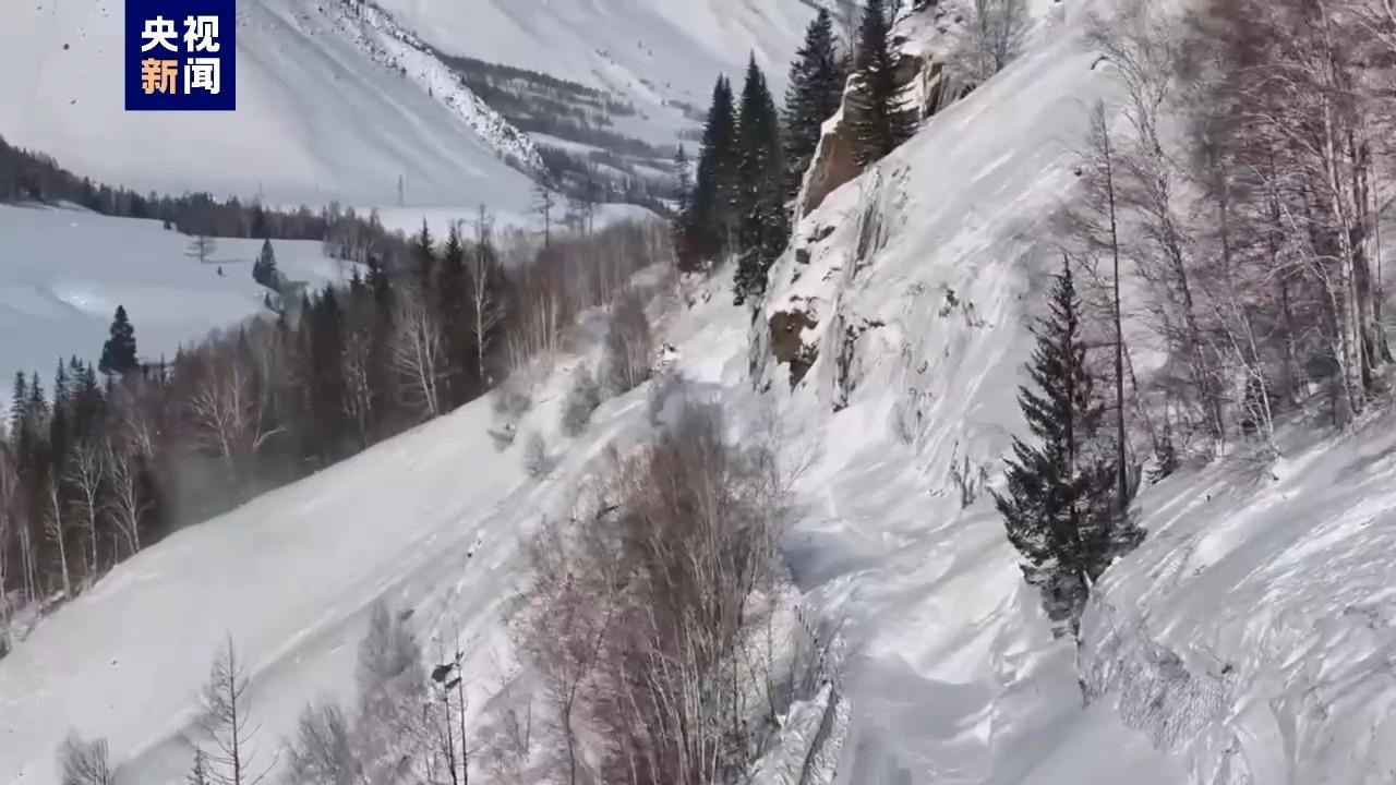 新疆喀纳斯景区降雪致道路管制，游客滞留应对措施全解析