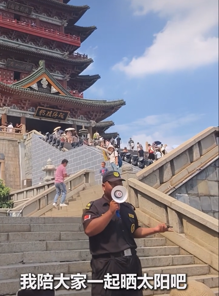 滕王阁景区保安走红：假期兼职大学生用互动安抚游客