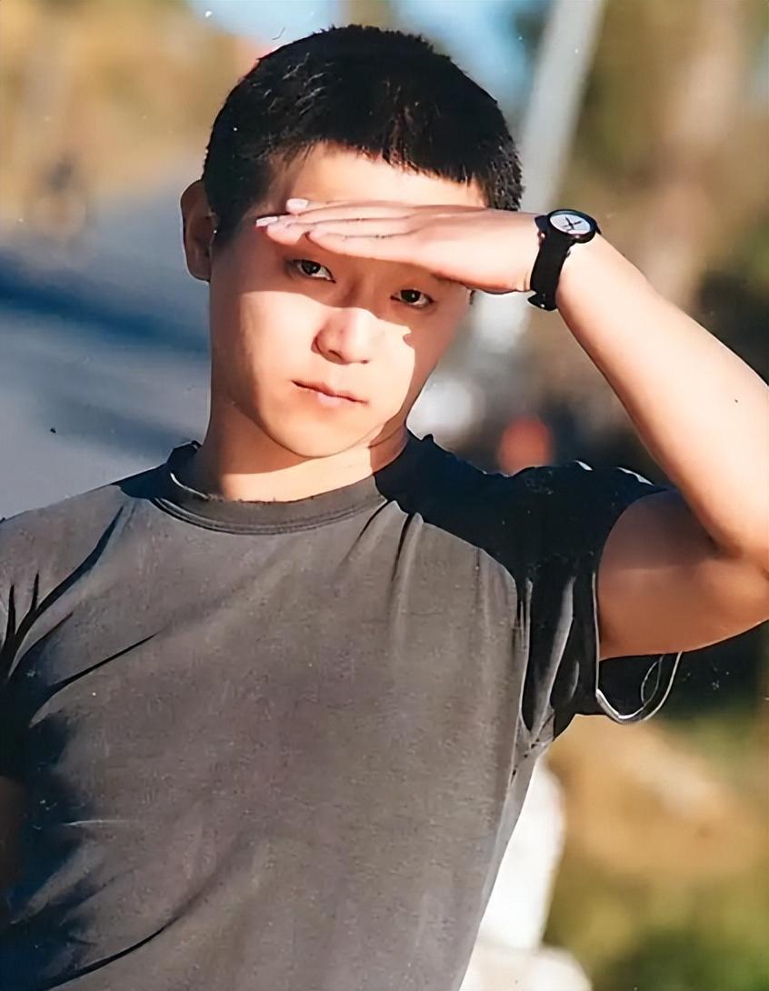 55岁窦唯阿那亚隐居引热议：钱与名之外的另一种人生选择