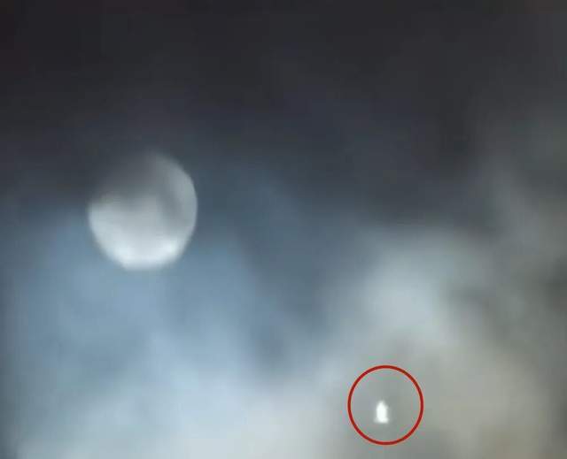 宁夏银川中秋夜现神秘UFO，满月旁云层中划出双S轨迹后消失