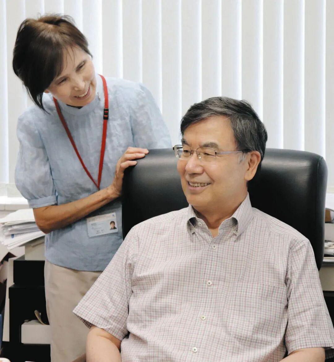 坂口志文教授与妻子教子女士