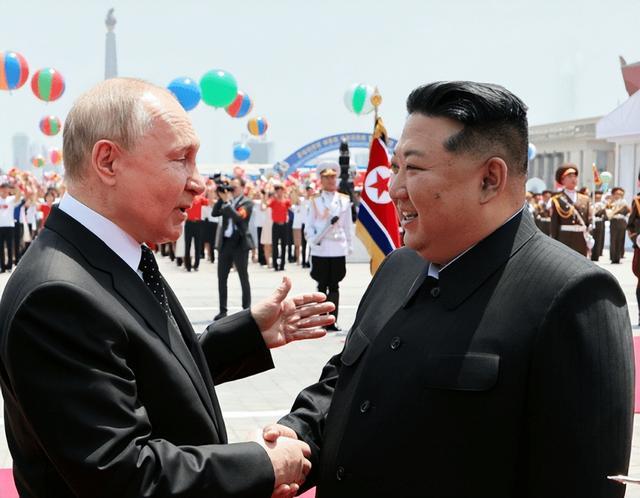 普京73岁生日：金正恩贺电以“同志”相称，俄朝关系再升温