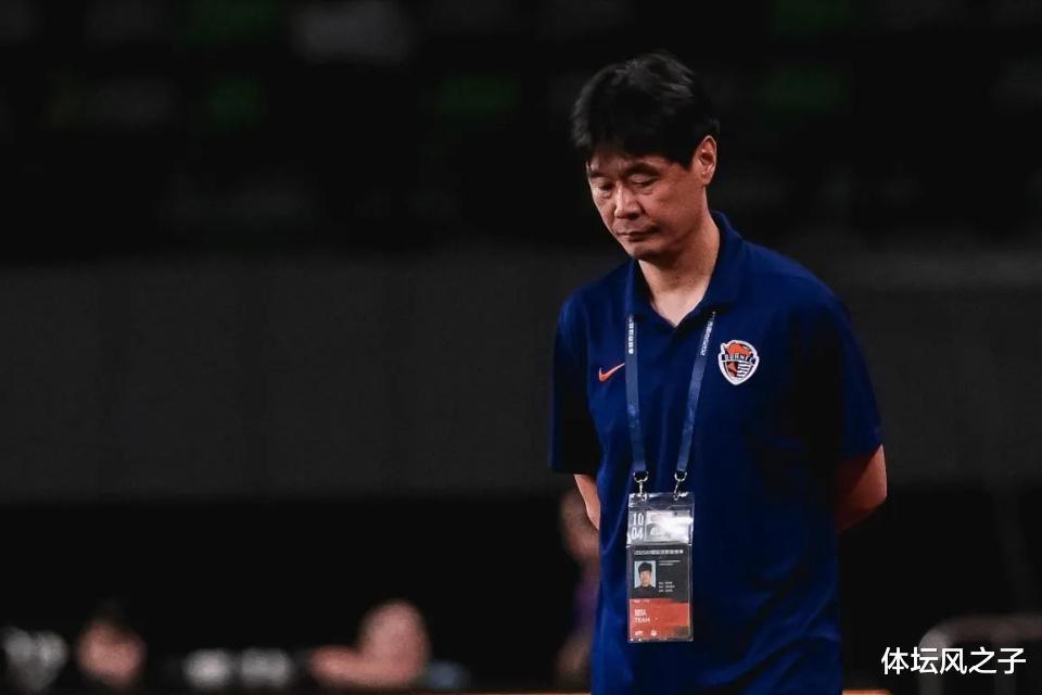 李霄鹏执教能力受质疑，青岛海牛保级形势堪忧