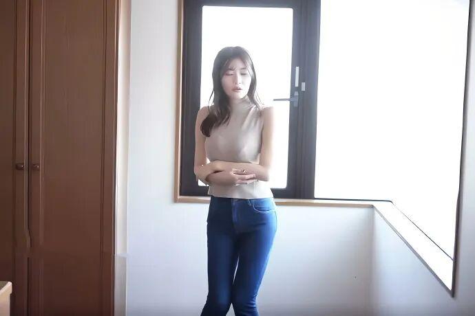 篮球场上的牛仔裤女战神：她的魅力无人能敌
