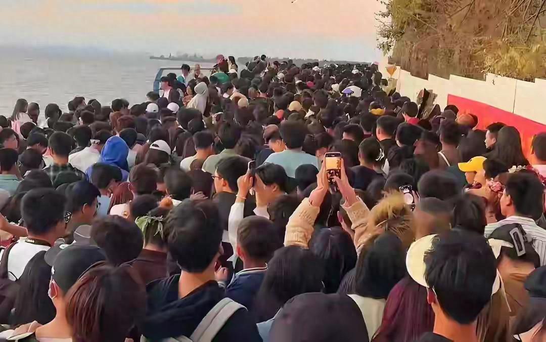 国庆酒店遇冷！白天热闹非凡，夜晚房间空置，游客去了哪里？