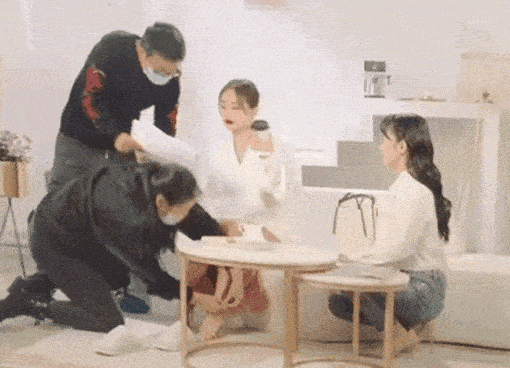 浴缸陪睡、洗内裤接口水、跪地服务，这些明星不把助理当人看！