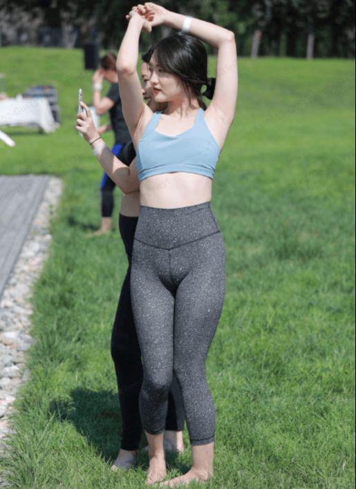 街拍瑜伽裤美女：城市中的活力与时尚风景线