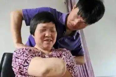 35岁男保姆照顾52岁大妈，4个月阿姨身体不适，女儿发现真相后...