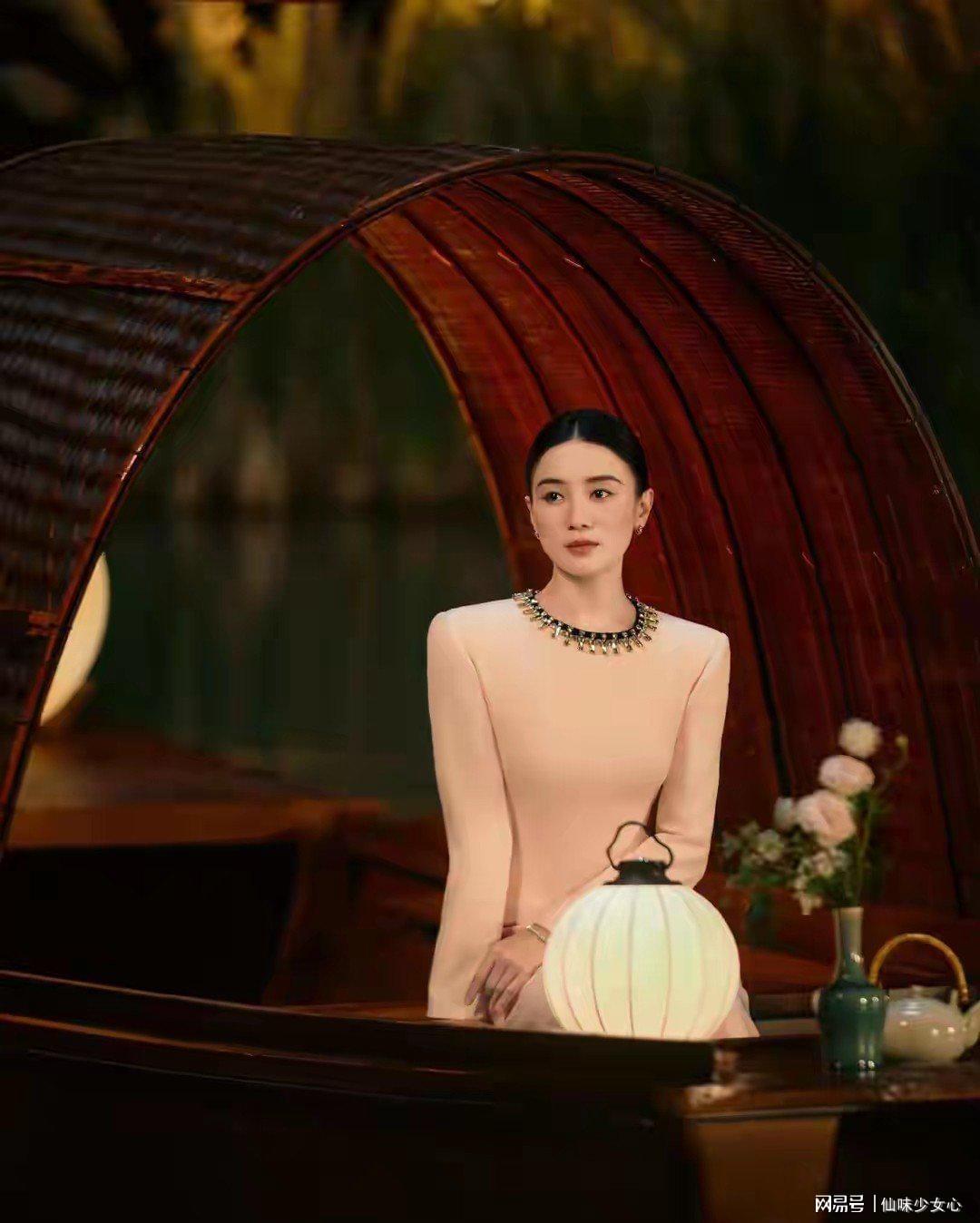 宋佳中秋晚会惊艳全场！粉色温柔裙装尽显明艳气质