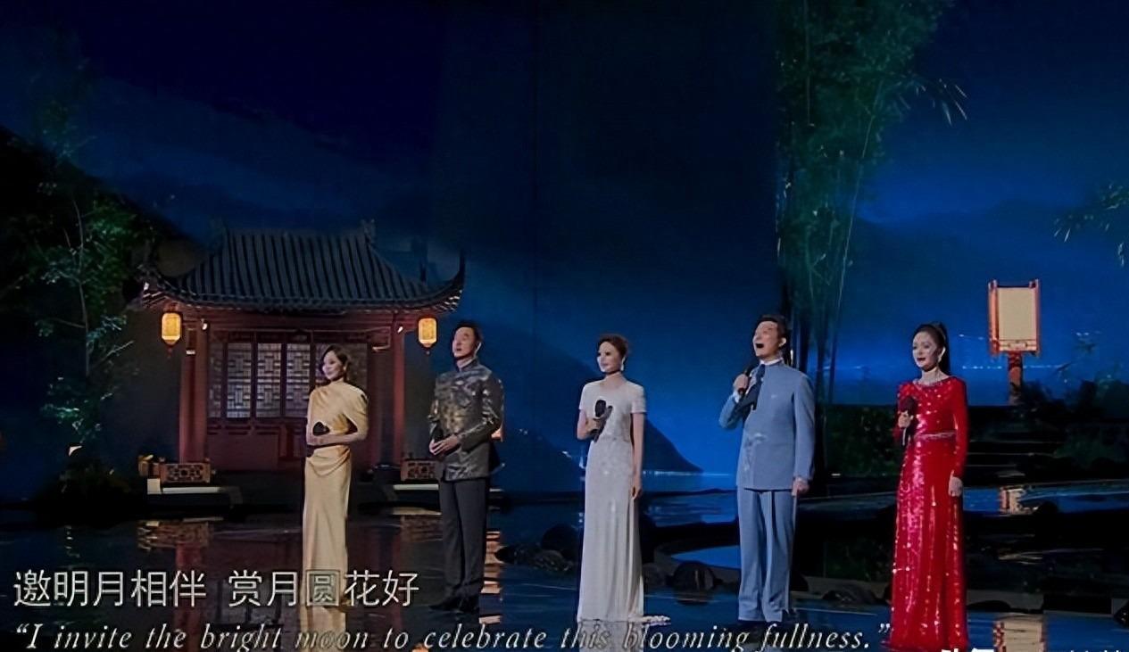 侯佩岑12年后重登央视秋晚，气质蜕变引发热议