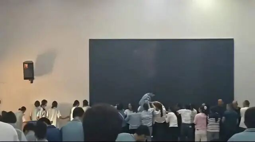 家长跪地被踩事件：校方致歉能否平息争议？